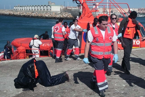 Inmigrantes atendidos por la Cruz Roja en suelo espaol. | F. Ledesma