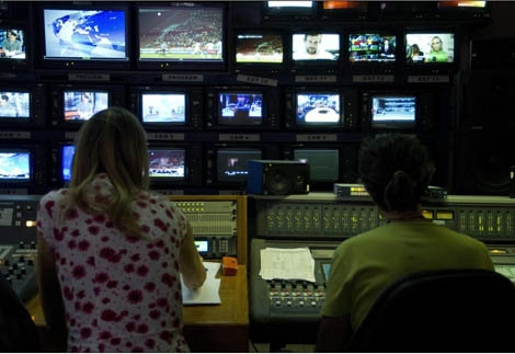 Dos profesionales de la televisión pública griega ‘ocupada’ ERT , en un control de realización. | Héctor Estepa
