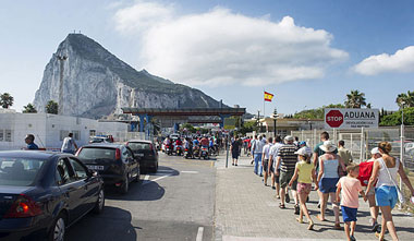 La frontera entre Espaa y Gibraltar.| Marcos Moreno / Afp