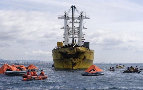 Equipos de rescate buscan supervivientes alrededor del ferry siniestrado. | Reuters