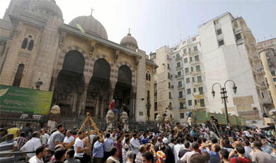 La mezquita de Al Fatah, cercada con manifestantes dentro. | Reuters