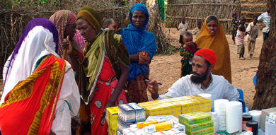 Reparto de medicamentos en Somalia. | Afp