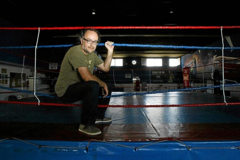Rafa Burgos, director del documental, en el gimnasio de Elche en el que entrena el campen Kiko La Sensacin Martnez. | Manuel Lorenzo