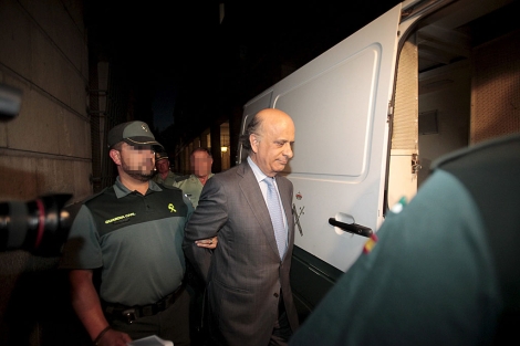 José González Mata entra en el furgón policial camino de prisión. | Jesús Morón