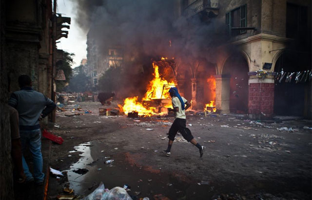 Vehculo en llamas en una calle cairota el pasado viernes. | AFP