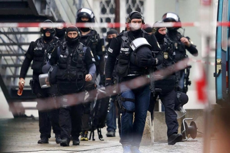La polica alemana estableci un fuerte dispositivo en torno al ayuntamiento. | Reuters