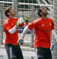 Iker Casillas y Diego Lpez entrenando. | Efe