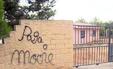 La pintada en la valla del chal de Sagunto donde viva la pareja. | Foto: RTVV