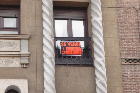 Cartel de 'Se vende' en un balcn de un piso de Madrid. | EM
