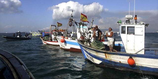 Protesta de pesqueros espaoles contra el lanzamiento de bloques al mar de Reino Unido. | Efe