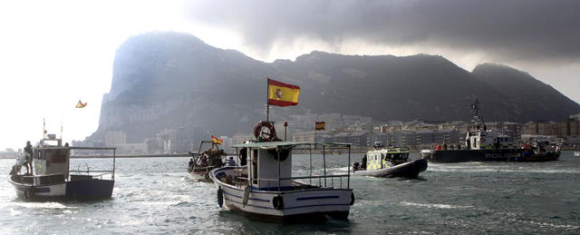 Pescadores protestan por los bloques de hormign lanzados por Gibraltar. | Efe