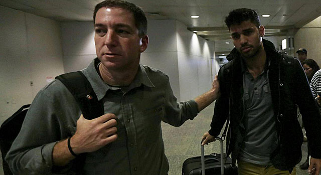 Glenn Greenwald con su pareja, David Miranda, a su llegada a Ro de Janeiro. | Reuters