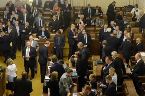 Diputados checos conversan después de la votación.| Efe