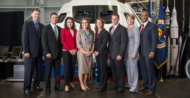 Los ocho candidatos a convertirse en astronautas.| NASA
