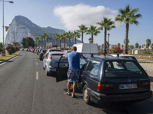 Las colas de vehculos que tratan de traspasar la frontera con Gibraltar. | Marcos Moreno / Afp