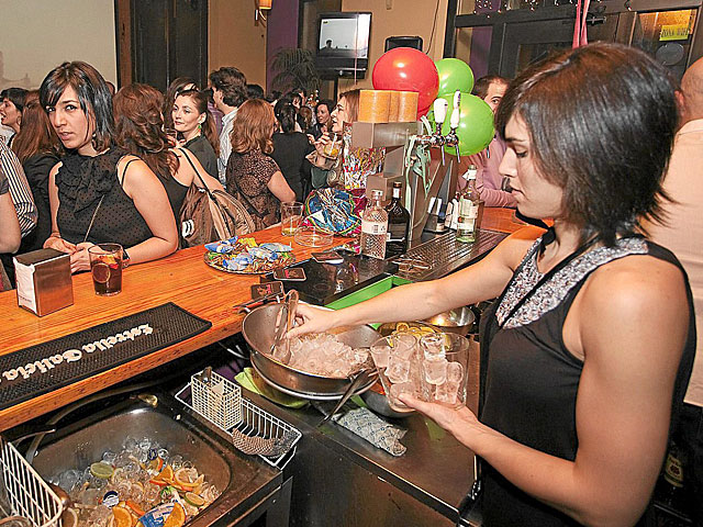 Una camarera sirviendo copas en una bar de Valladolid. | Pablo Requejo