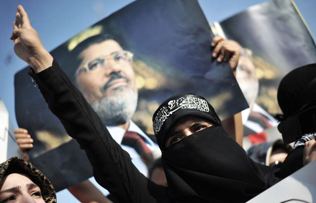 Una mujer grita proclamas a favor de Mursi en El Cairo. | Afp