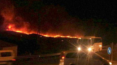 Imagen del incendio declarado ayer en Cala Torta.| Marta Aspach