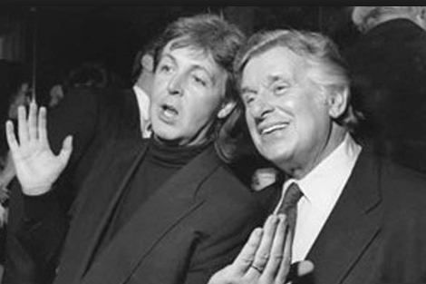 Sid Bernstein junto a Paul McCartney.