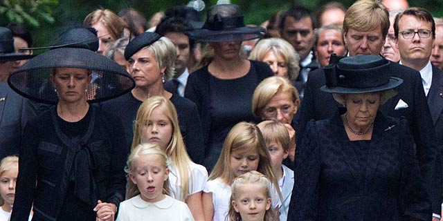 La princesa Beatriz y la princesa Mabel, con sus hijas, durante el funeral del prncipe Friso. | Gtres
