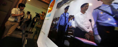 Imagen de Bo Xilai tomada desde una pantalla de la sala de prensa. | Reuters