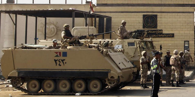 Soldados egipcios armados en El Cairo. | Reuters