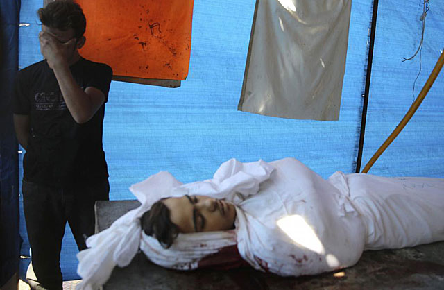 Imagen de uno de los muertos por el ataque químico cerca de Damasco. | Reuters