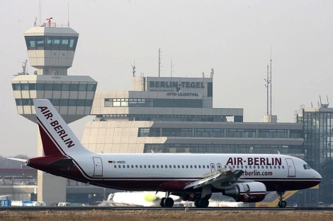 Un avión en un aeropuerto berlinés. | Afp