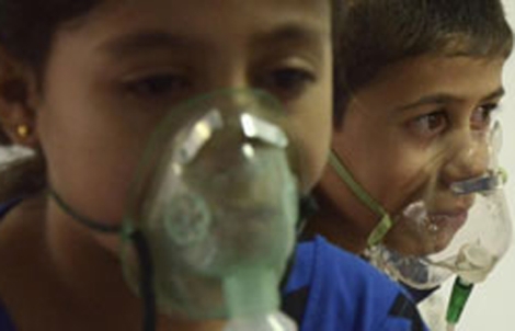 Dos niños atendidos en Damasco tras inhalar supuestos gases tóxicos. | Reuters