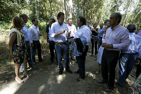 Un momento del paseo de Rajoy. | Javier Lizn / Efe