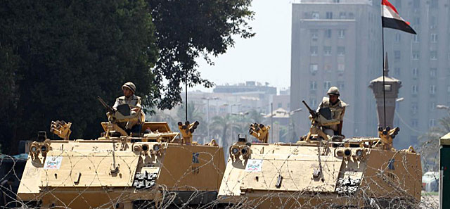 Soldados egipcios montan guardia a la entrada de la Plaza Tahrir, en El Cairo. | Reuters