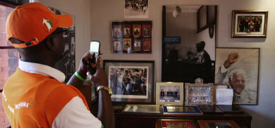 Un visitante saca fotos dentro de la casa de Mandela. | Getty