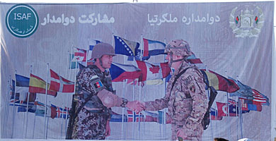 Cartel en Qala-e-now, sobre la colaboracin de tropas. | Mnica Bernab