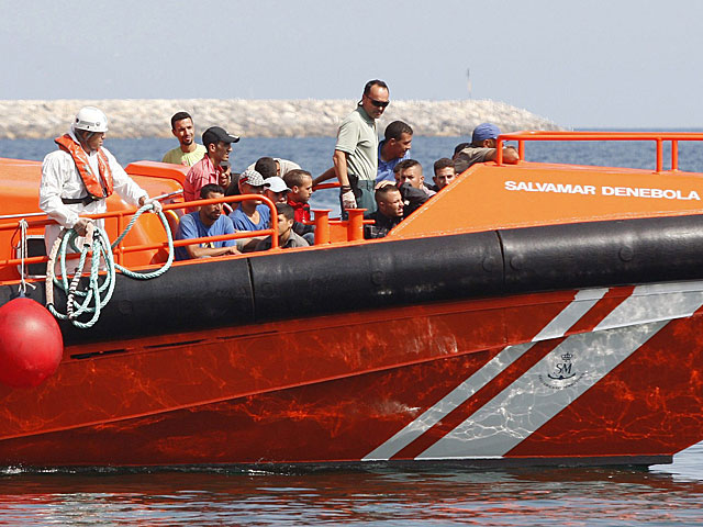 Trasladan al puerto de Almera a 16 inmigrantes interceptados en una patera. Foto: Efe / Carlos Barba.