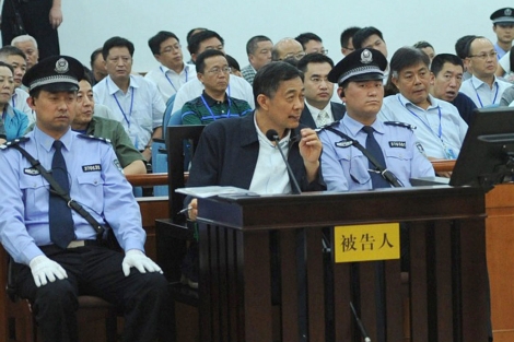 Bo Xilai (centro), este sbado en el juicio. | Efe/EPA/Tribunal de Jinan