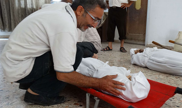 Imagen distribuida por los rebeldes de dos víctimas del supuesto ataque con armas químicas. | AFP