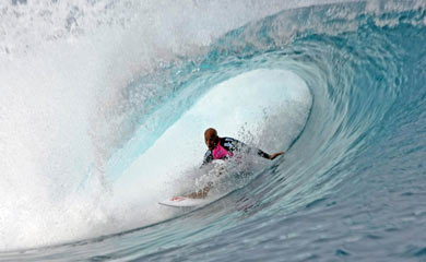 El surfista Kelly Slater compite en la Polinesia Francesa. | Gregory Boissy (Afp)