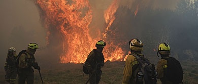 Los bomberos luchan contra las llamas en Cualedro. | Foto: P. Armestre.