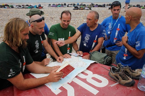 el equipo de MRS planea la ruta del día en la playa de Bades. | J.L. Cuesta