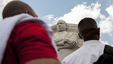 Afroamericanos visitando la estatua de King en Washington. | [MS FOTOS] 
