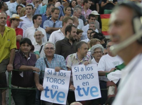 Varios asistentes a una corrida piden la retransmisin en TVE. | Foto: J.M Lostau