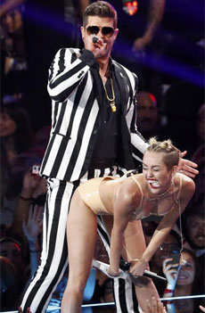 Robin Thick y Miley Cyrus. | Reuters