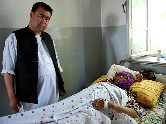 Mirwais, con su madre herida en el atentado, en el hospital de Qala-e-now. | Foto: Mnica Bernab.