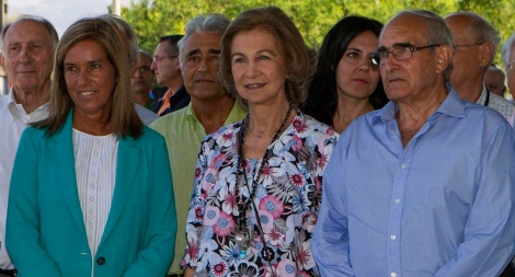 La ministra Ana Mato, doa Sofa y el presidente del Banco de Alimentos en Baleares.| EFE