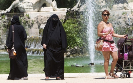 Dos mujeres cubiertas con velo en el Parc de la Ciutadella. | J. Soteras