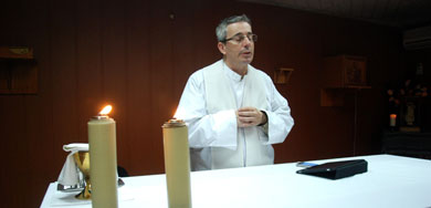 El pter Barqun, oficiando una misa en la capilla de Qala-e-now. | M. Bernab