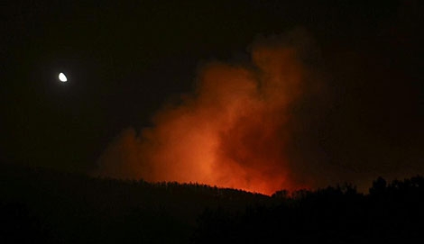 Imagen del incendio en Oia. | Efe