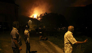 Imagen del incendio en la parroquia gallega de Oia. | Efe
