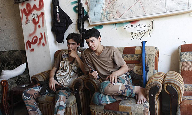Rebeldes sirios en uno de sus refugios en Aleppo. | Reuters