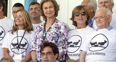 La Reina, junto a trabajadores del Banco de Alimentos, en Palma. | Efe